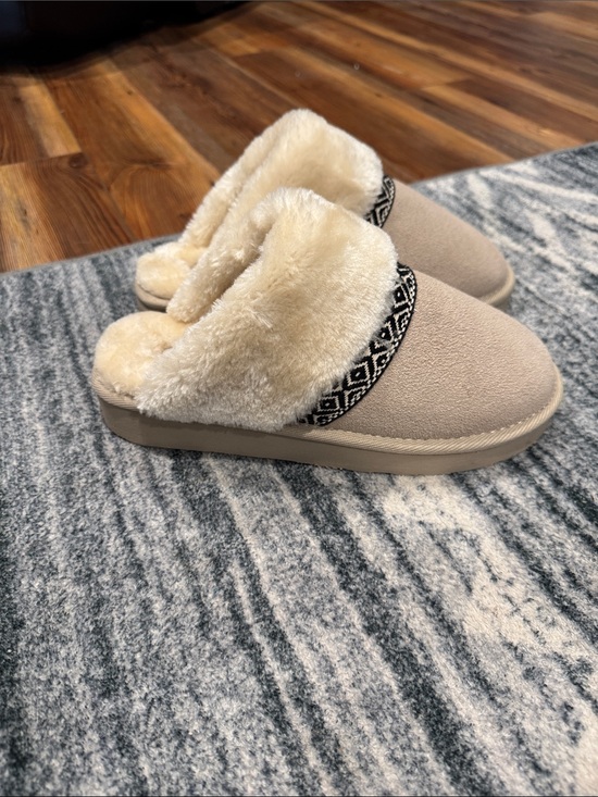 Minnetonka Shoes - Minnetonka Cream Faux Fur Lined Slip-On Slippers with Black Accent